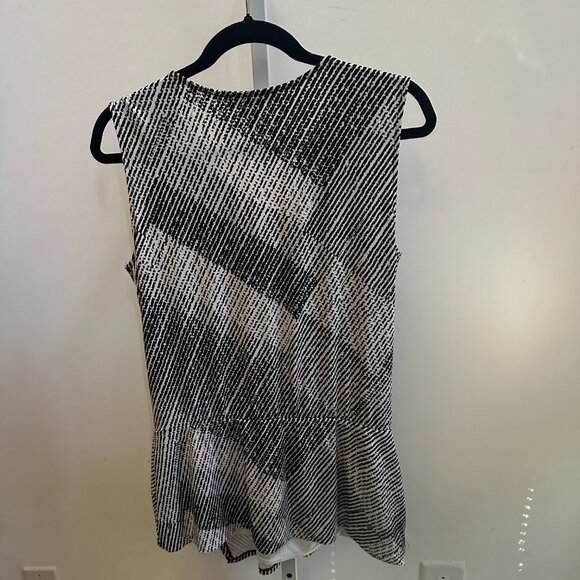 White House Black Market Sleeveless Faux Wrap Black White Abstract Top Sz M - Picture 6 of 8
